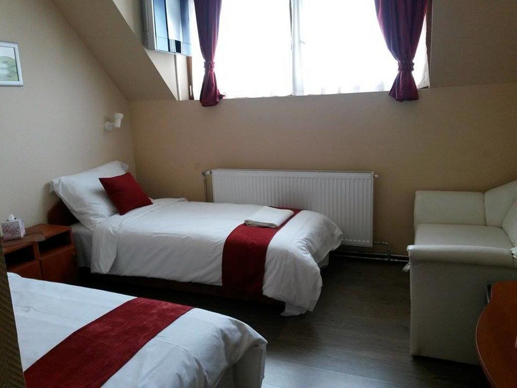 Abszolut Hotel Es Panzio Nyírbátor Pokój zdjęcie