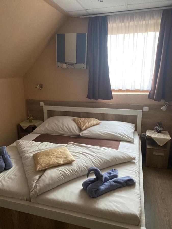 Abszolut Hotel Es Panzio Nyírbátor Zewnętrze zdjęcie