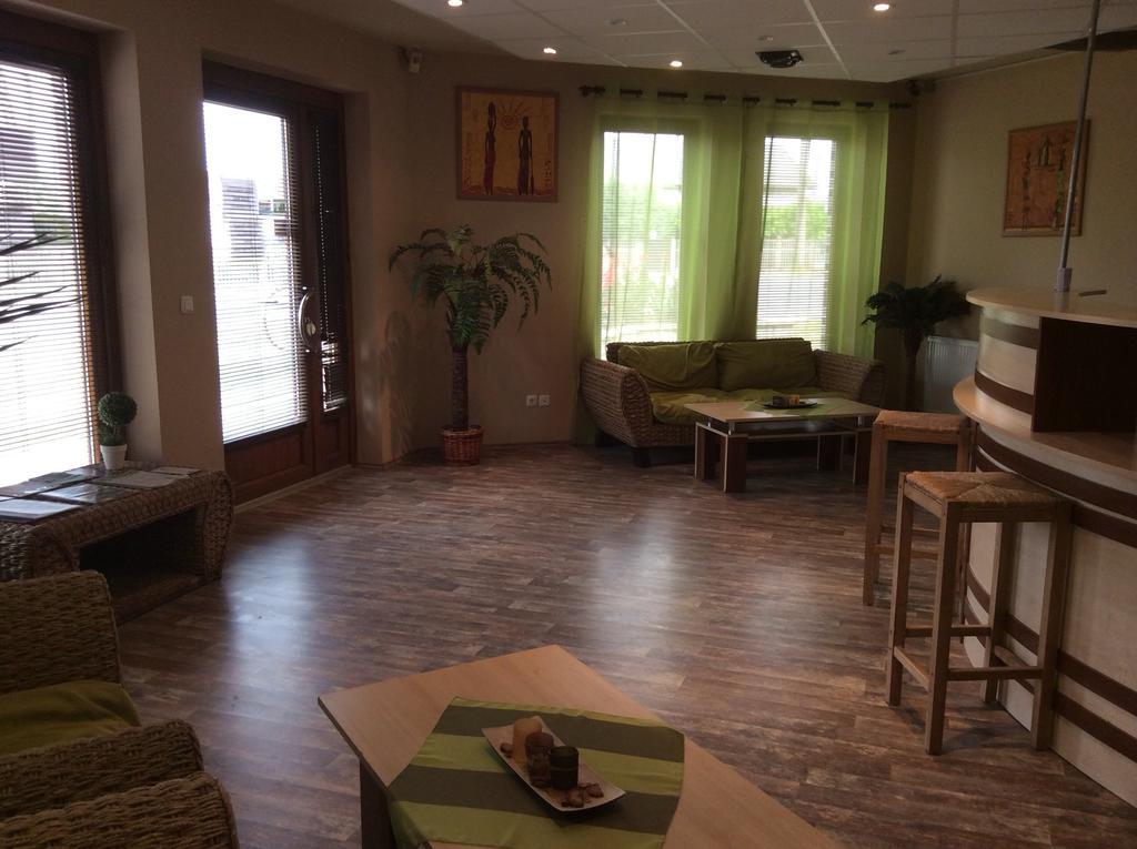 Abszolut Hotel Es Panzio Nyírbátor Zewnętrze zdjęcie