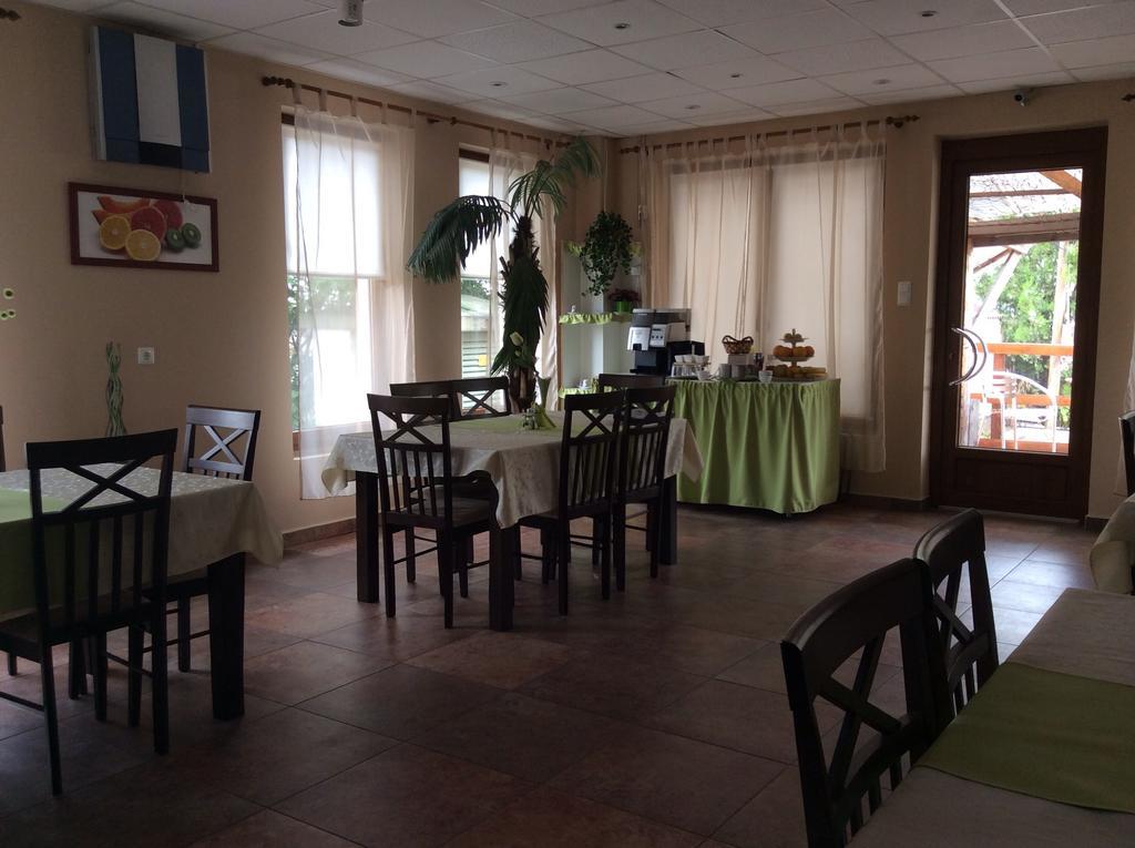 Abszolut Hotel Es Panzio Nyírbátor Zewnętrze zdjęcie
