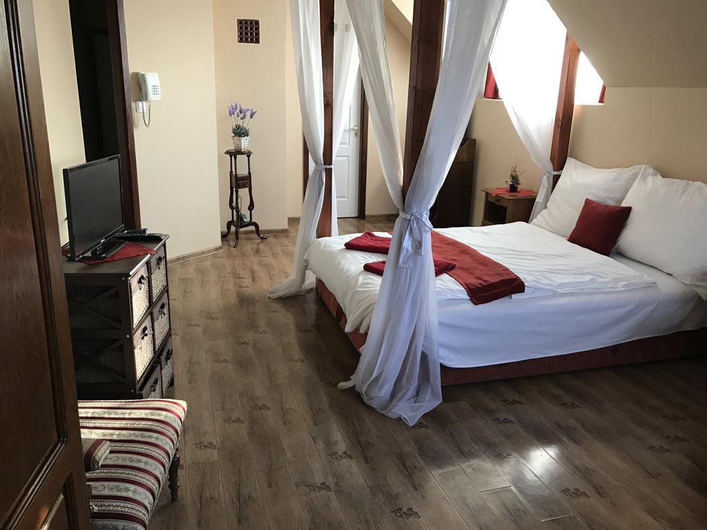 Abszolut Hotel Es Panzio Nyírbátor Zewnętrze zdjęcie