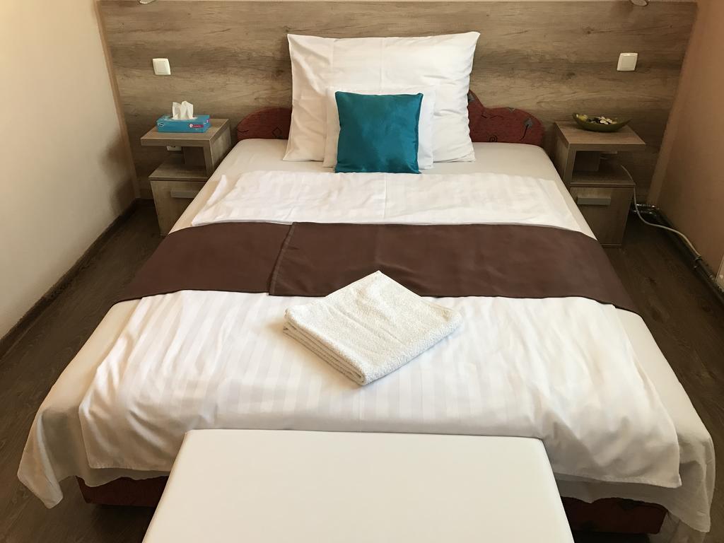 Abszolut Hotel Es Panzio Nyírbátor Zewnętrze zdjęcie