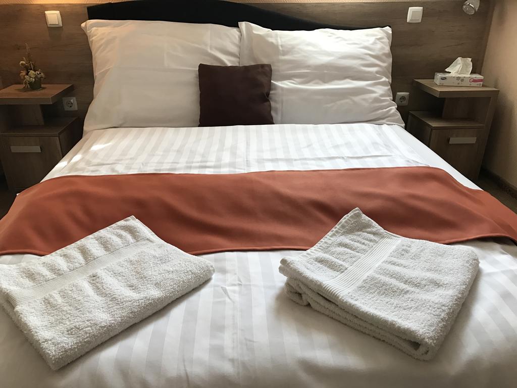 Abszolut Hotel Es Panzio Nyírbátor Zewnętrze zdjęcie